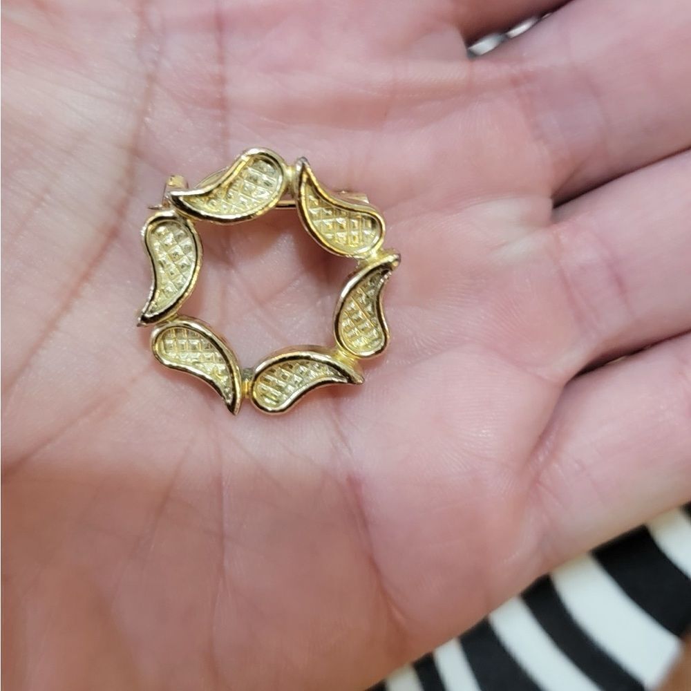 Vintage Gold Tone Paisley Design Brooch